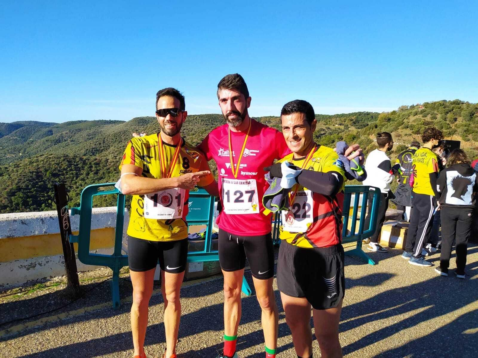 Juan Bautista Expósito, escoltado por Eduardo Gil y Francisco Almagro.