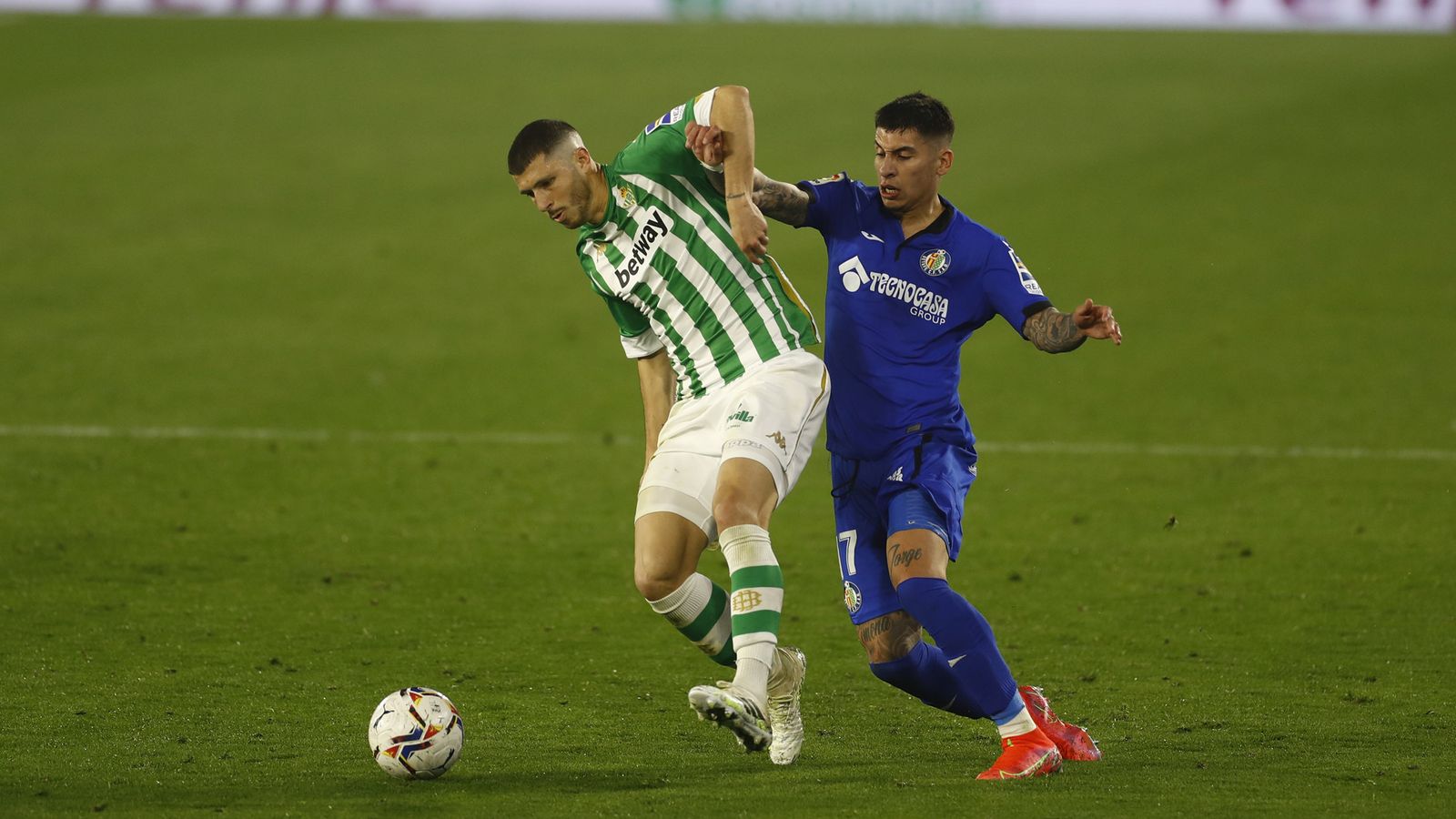 Guido Rodríguez es atosigado, esta vez por Olivera.