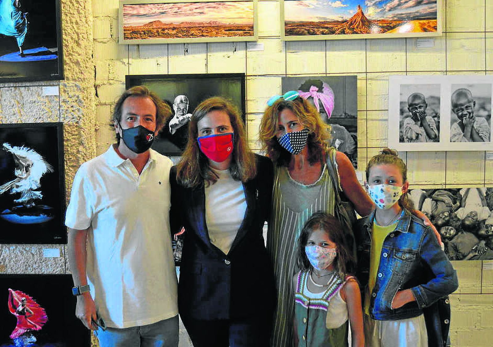 Triqui Pereyra y su marido José Serrano y sus hijas, con la fotógrafa Sofía Wittert MacPherson,  durante la inauguración.