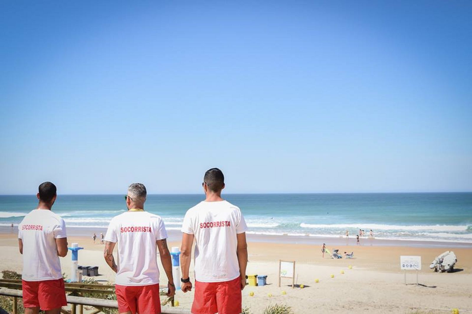 Un grupo de socorristas vigila la playa de El Palmar.
