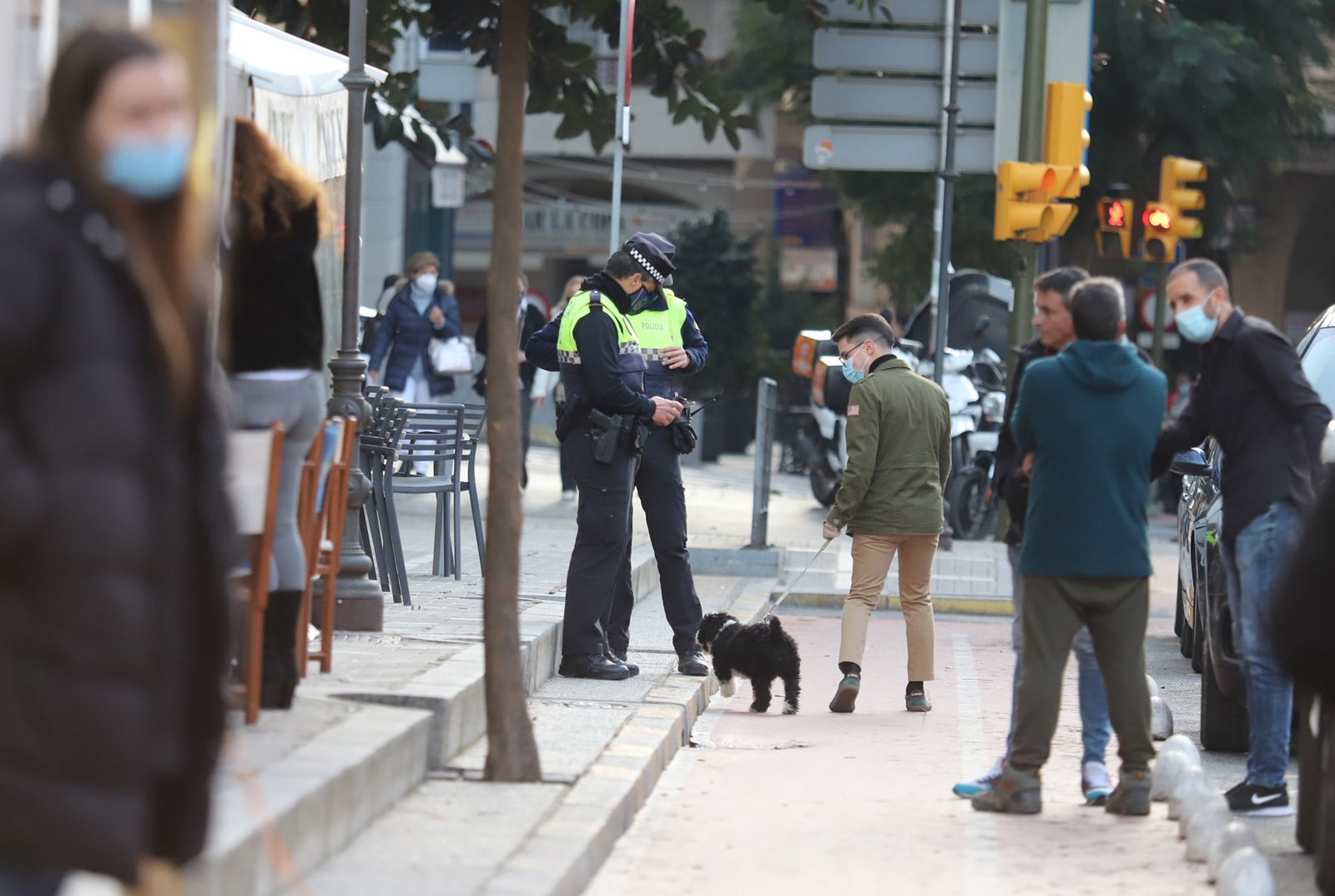 Varias personas, este fin de semana en la avenida de Pablo Rada, en la capital.
