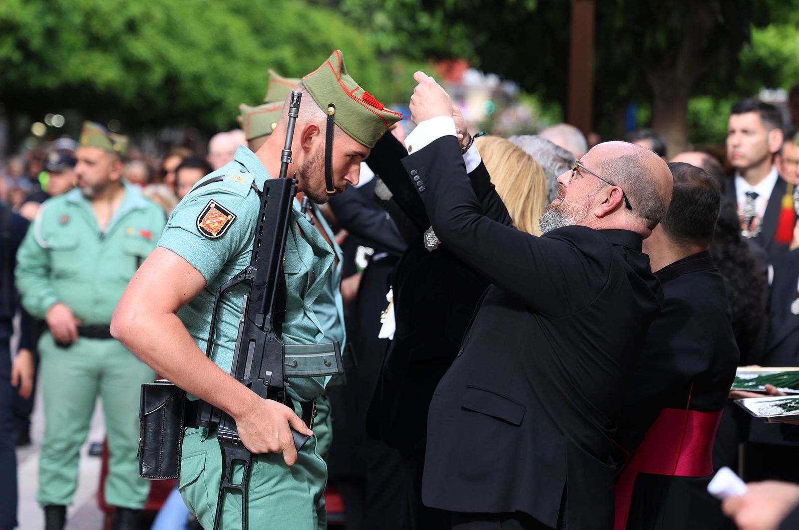 Sábado de Pasión: Imágenes de la procesión del Cristo de la Vera+Cruz portado por el Grupo de Caballería Ligero Acorazado 'Reyes Católicos' II de la Legión de Ronda