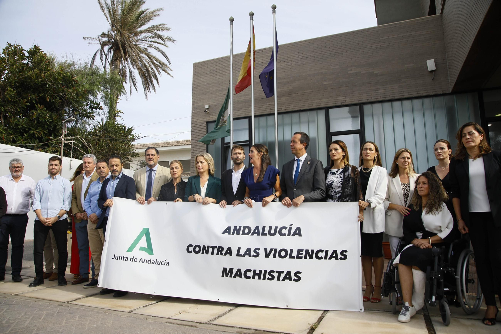 Las imágenes de la concentracion por el asesinato de Maria Nieves GP en la residencia del Zapillo en Almería