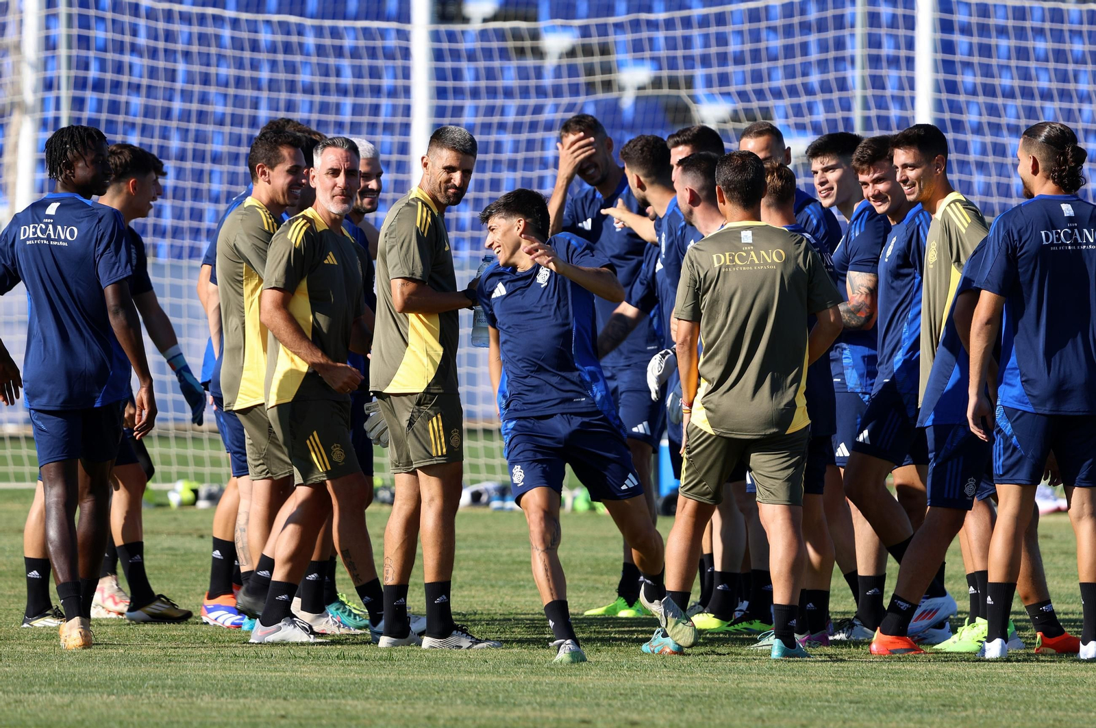 Abel Gómez junto a sus futbolistas en uno de los entrenamientos de la pretemporada.