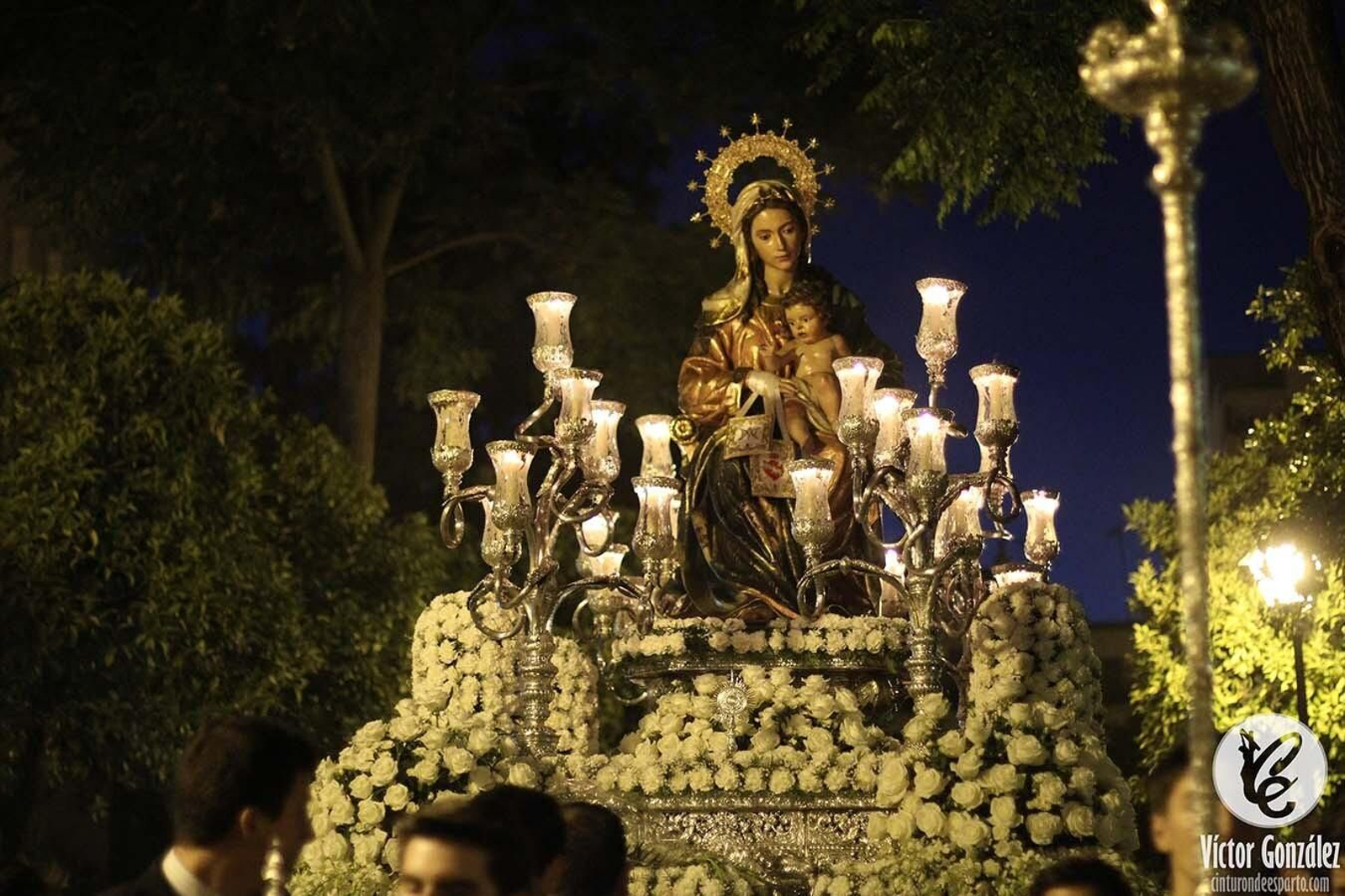 El Inmaculado Corazón por el barrio en su procesión