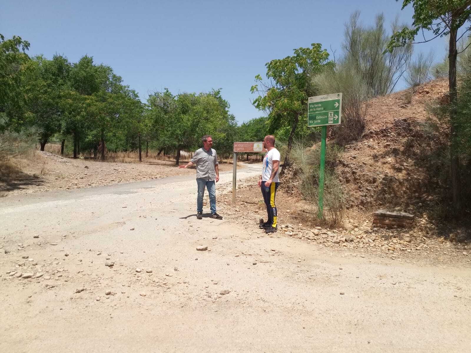 El alcalde de Puerto Serrano, Daniel Pérez, en el trazado de la Vía Verde.