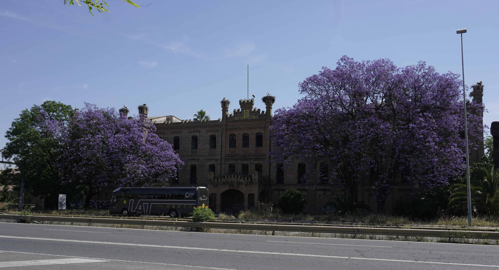Fachada principal del edificio de Mando del cuartel de Caballería Alfonso XIII.
