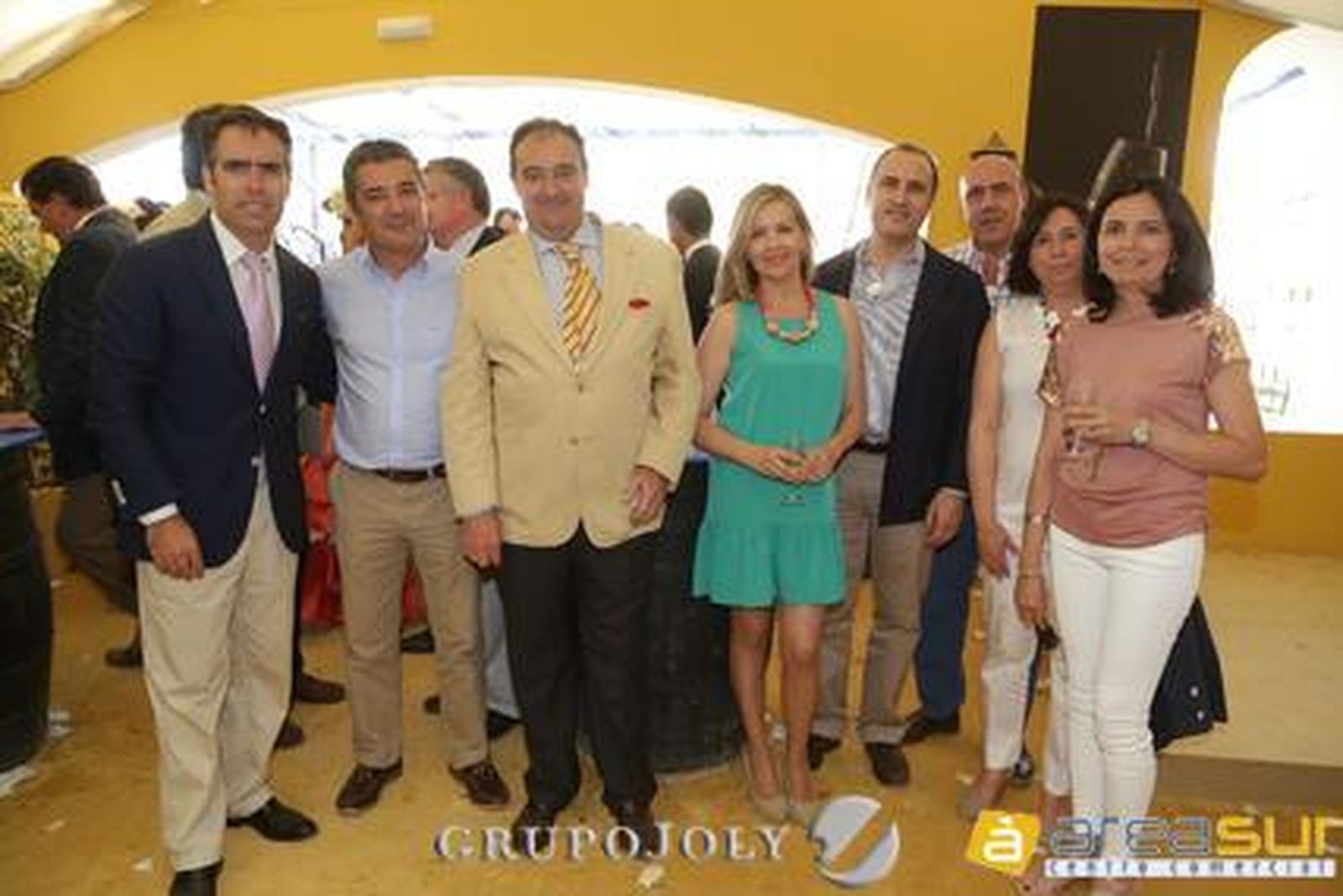 El director de Diario de Cádiz, Rafael Navas, junto a Manuel Rodríguez, director general del Banco Sabadell, Tomás Valiente, Alicia García, Antonio Rodríguez, de la Caja Rural del Sur, Javier Alaminos, Juani Richarte y Patricia Garzón.

Foto: Vanesa Lobo