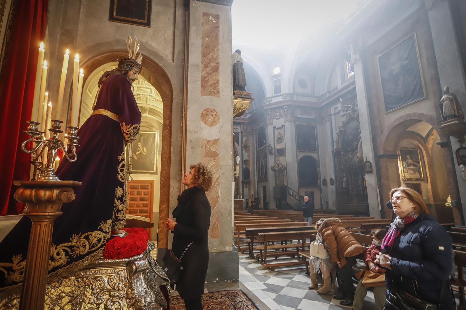Besapiés a Jesús del Rescate en el primer viernes de Cuaresma