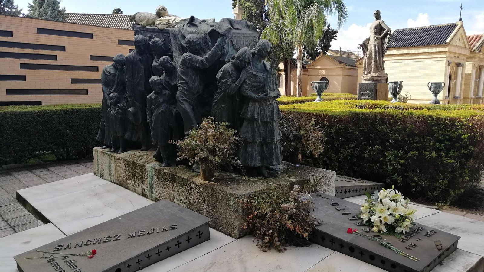 Las tumbas de Joselito, Sánchez Mejías y Rafael El Gallo.