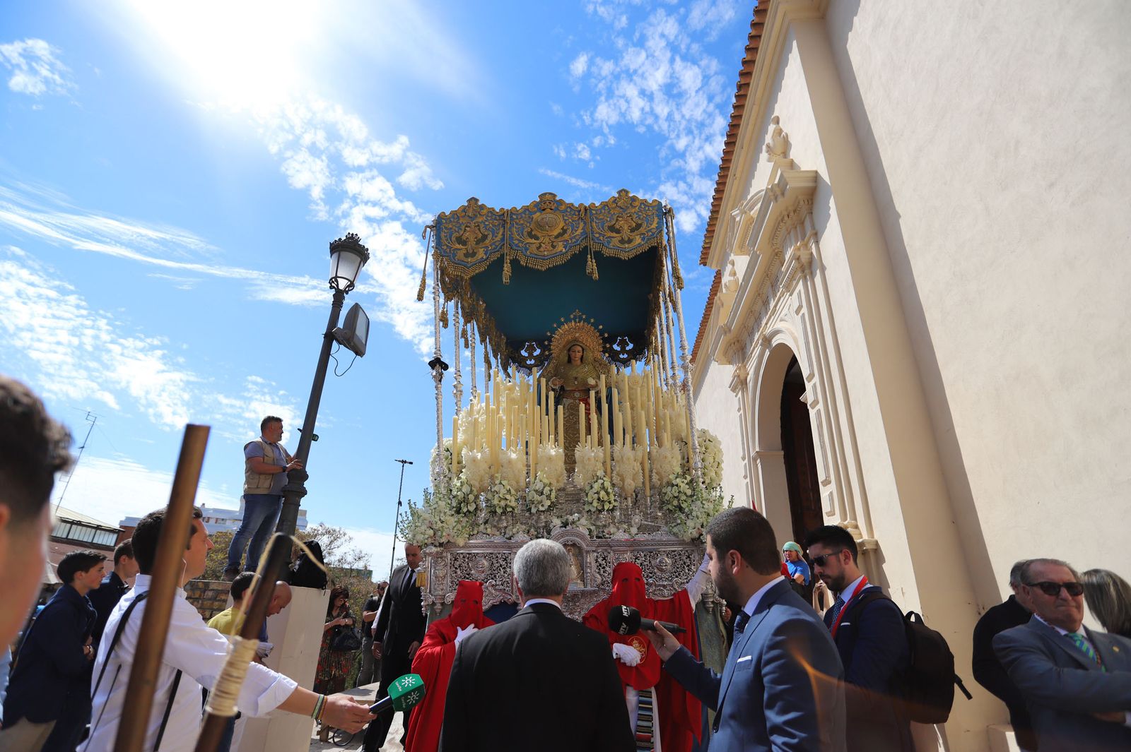 Imágenes del recorrido de la Borriquita  por las calles de Huelva