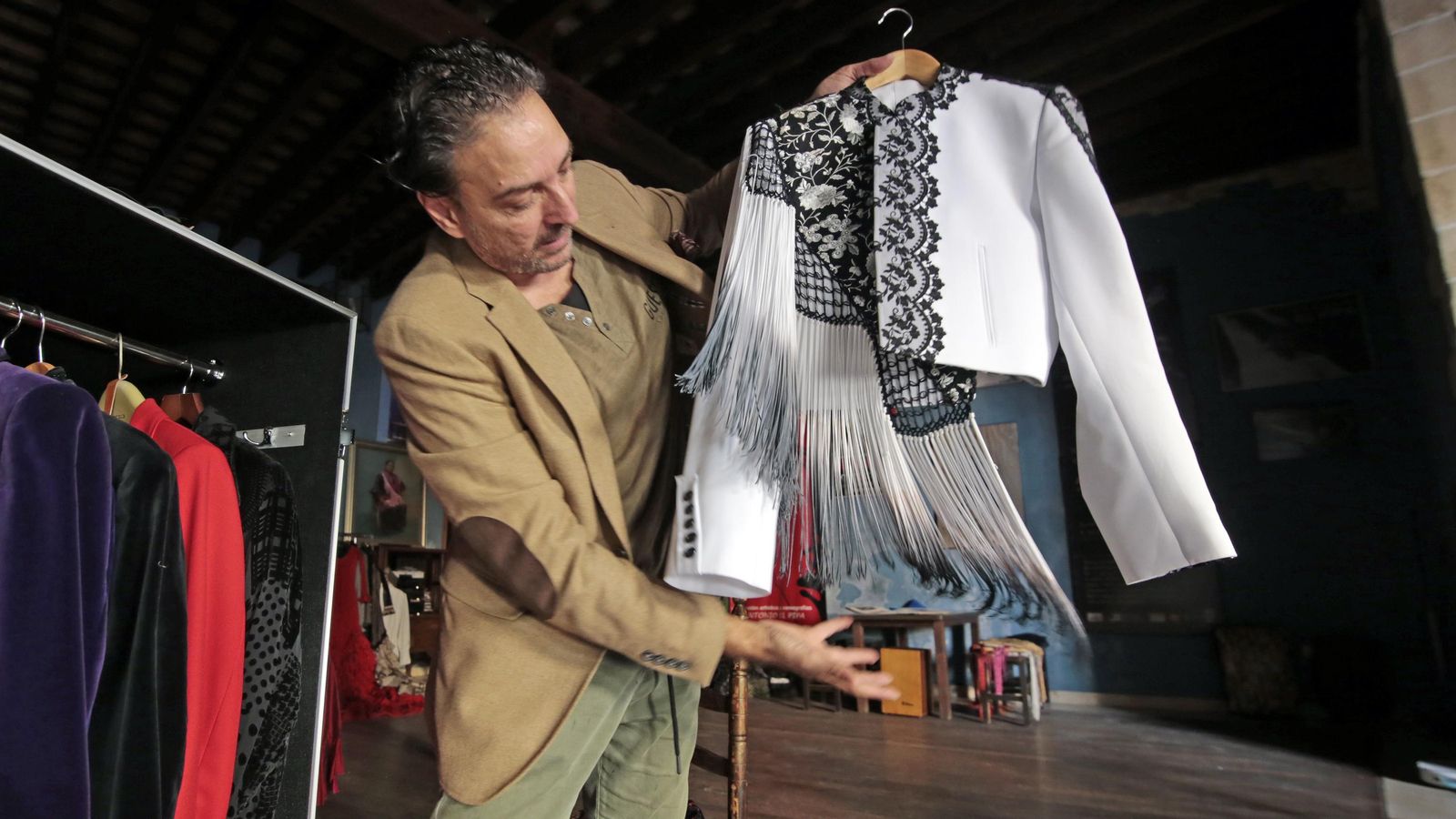 Antonio El Pipa muestra su vestuario.