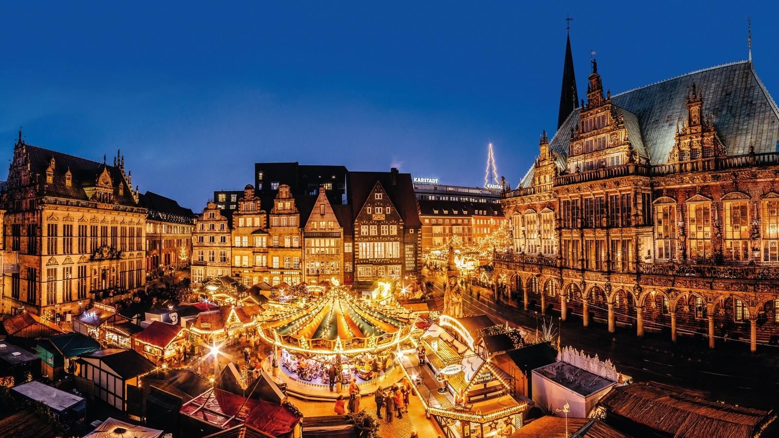 La plaza del Ayuntamiento de Bremen, iluminada con su mercado de Navidad.