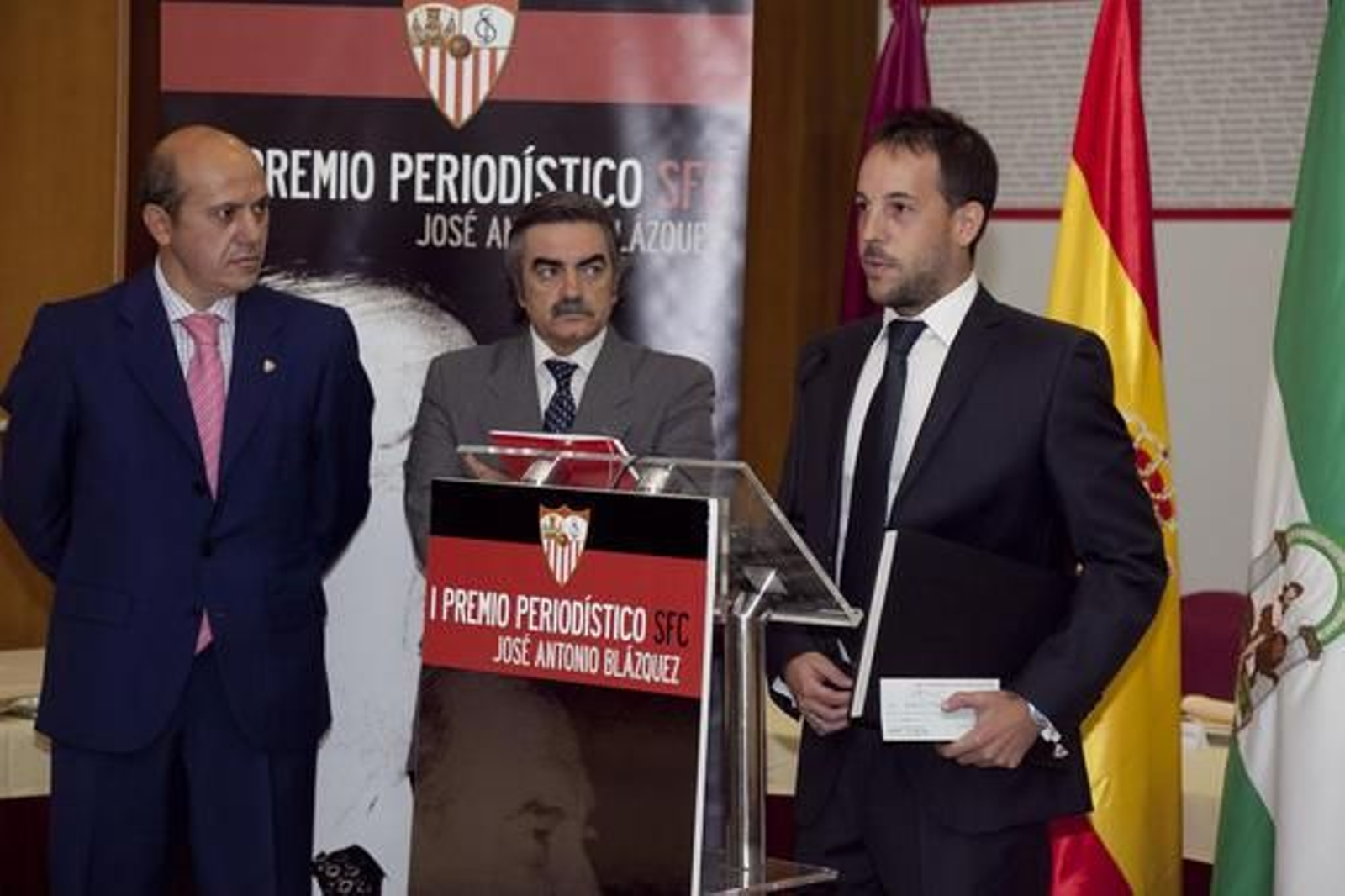 Javier Santos recoge su galardón en el I Premio Periodístico SFC.

Foto: Jaime Martínez