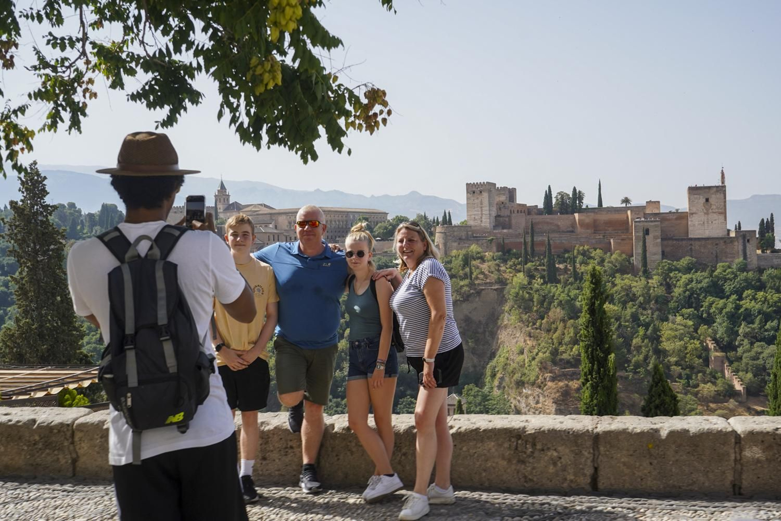 Un grupo de turistas se fotografía en el Mirador de San Nicolás de Granada, con la Alhambra a sus espaldas