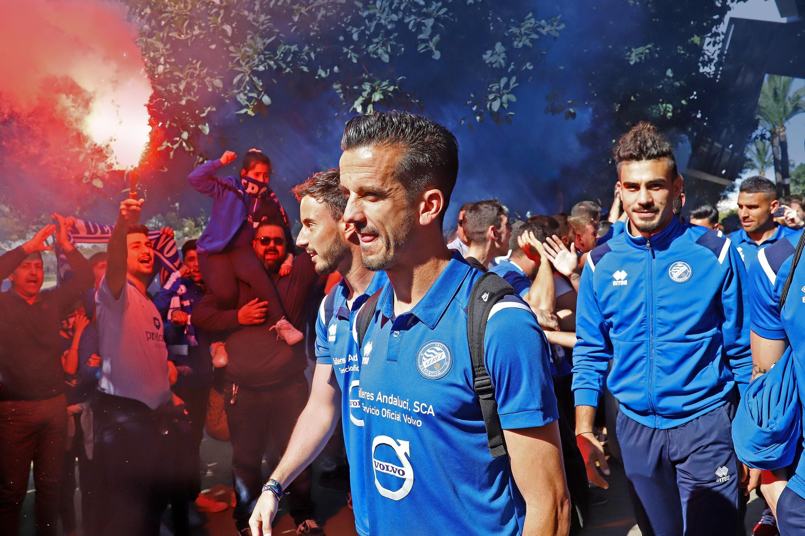 Recibimiento de la afición antes del derbi