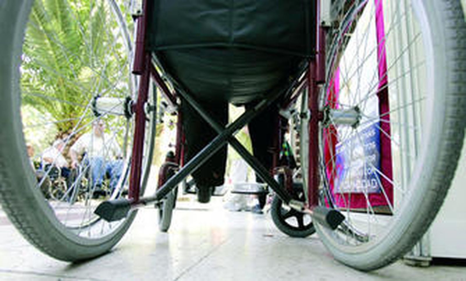 Imagen de un usuario de silla de ruedas, en un encuentro de personas con discapacidad.