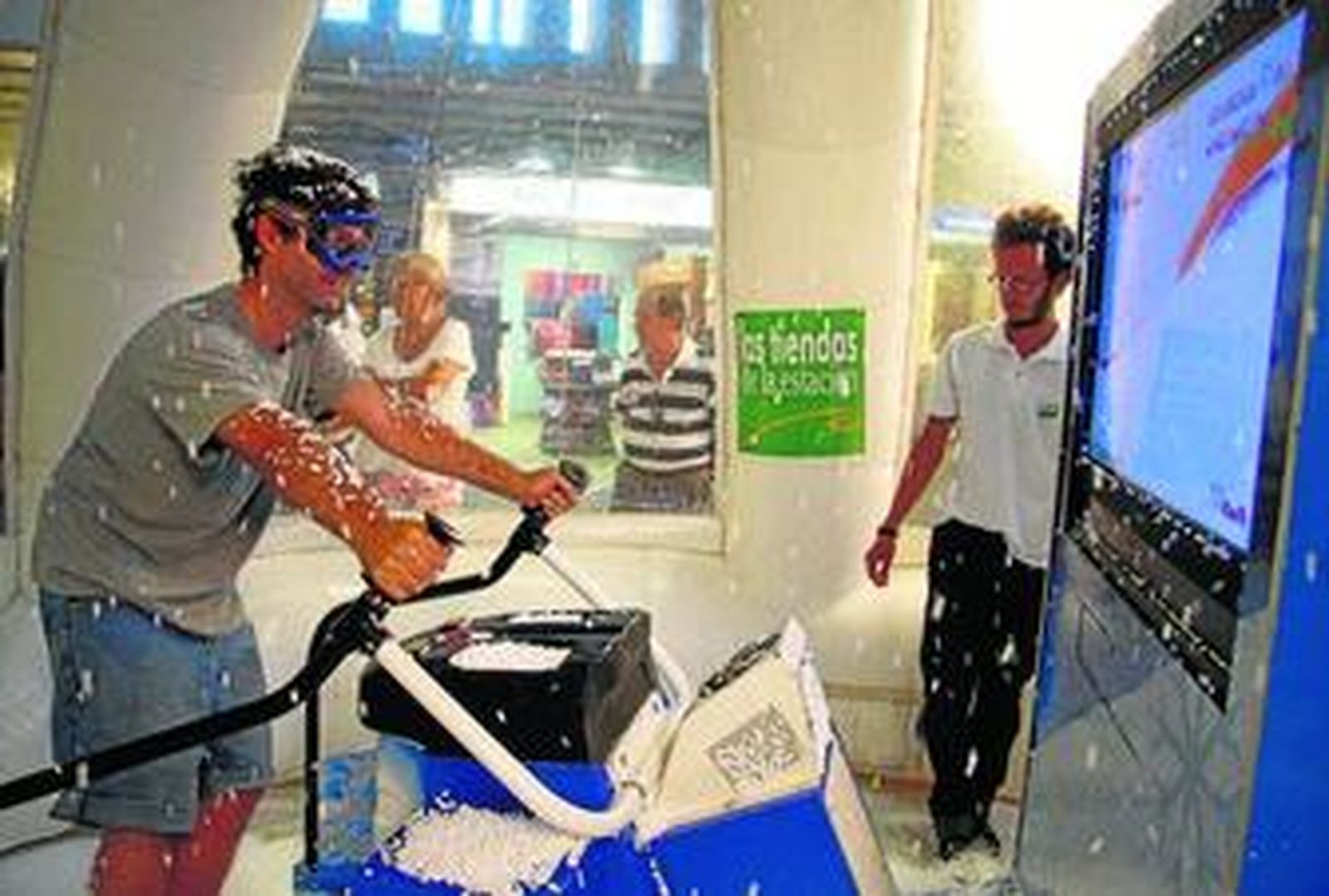Un cliente prueba el descenso en el simulador de esquí instalado en la estación de Santa Justa.
