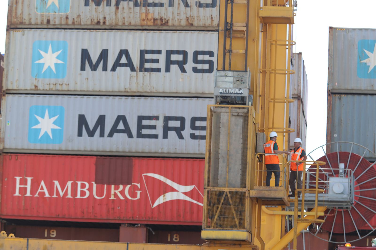 Imágenes de la llegada del buque Maersk al Puerto de Huelva, que abre las escalas con la línea entre Leixoes y Algeciras