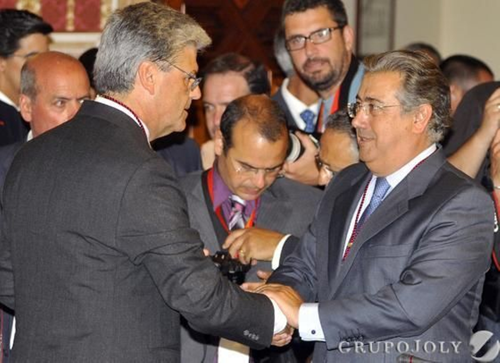 Zoido saluda a su número 2, Javier Landa.

Foto: Antonio Pizarro - Manuel Gómez