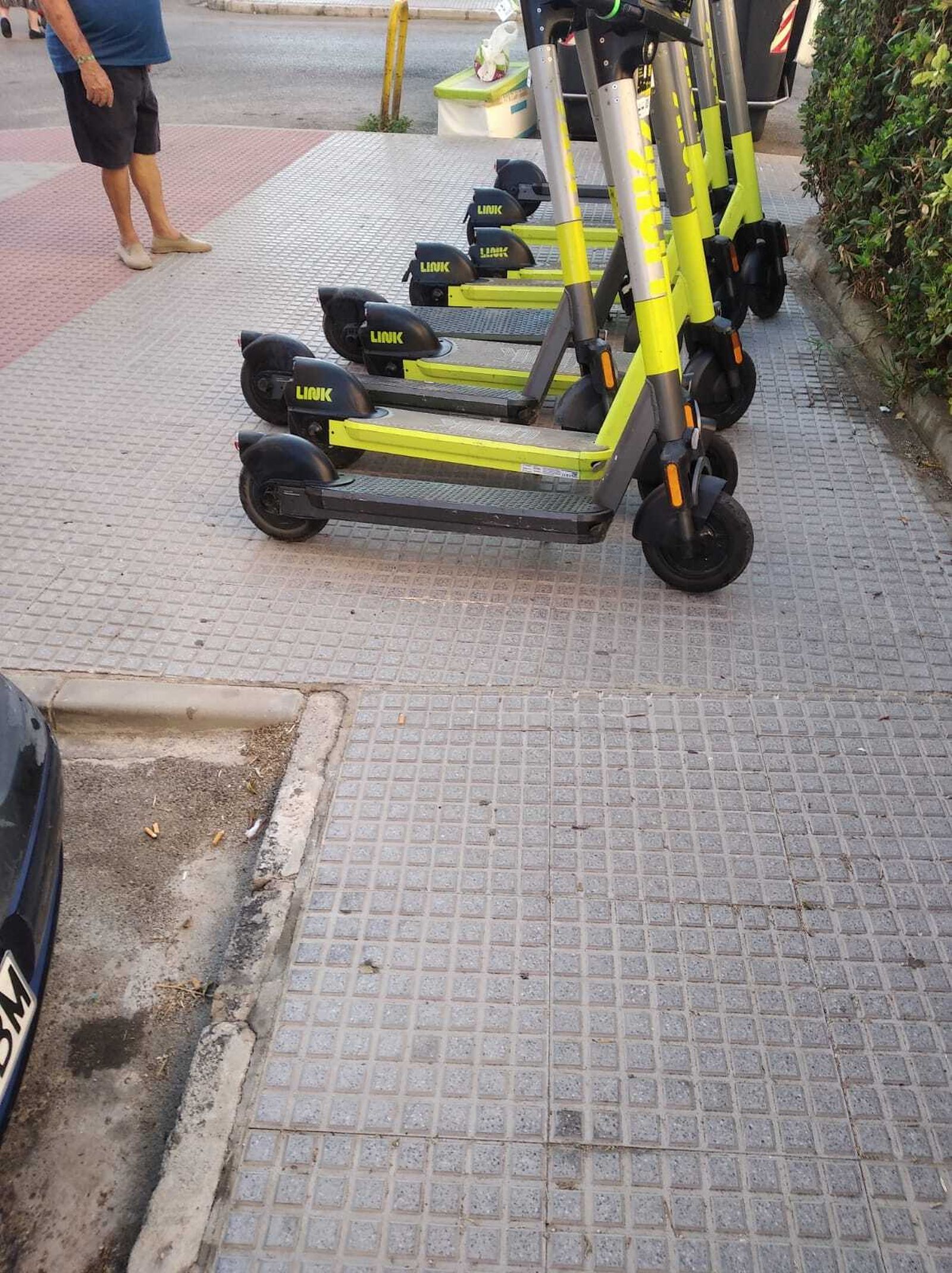 Los patinetes ocupan las aceras y dificultan el paso de personas con movilidad reducida.