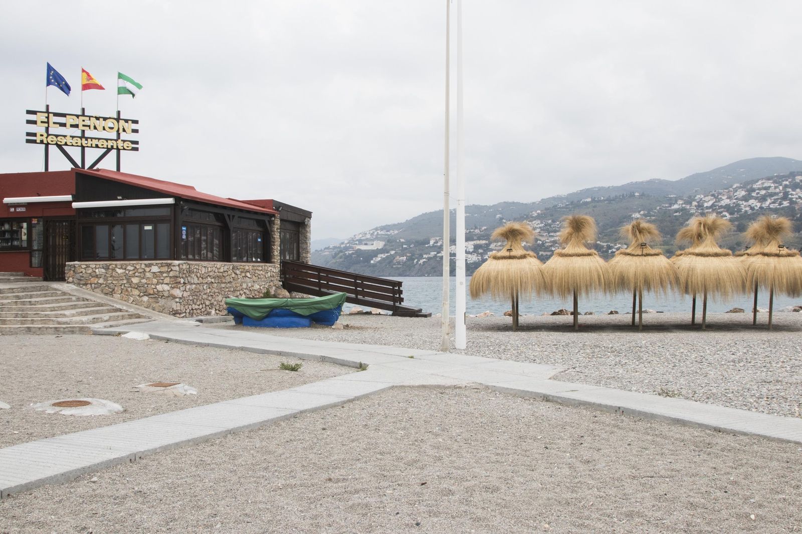 El chiringuito 'El Peñón' de Salobreña, durante el Jueves Santo.