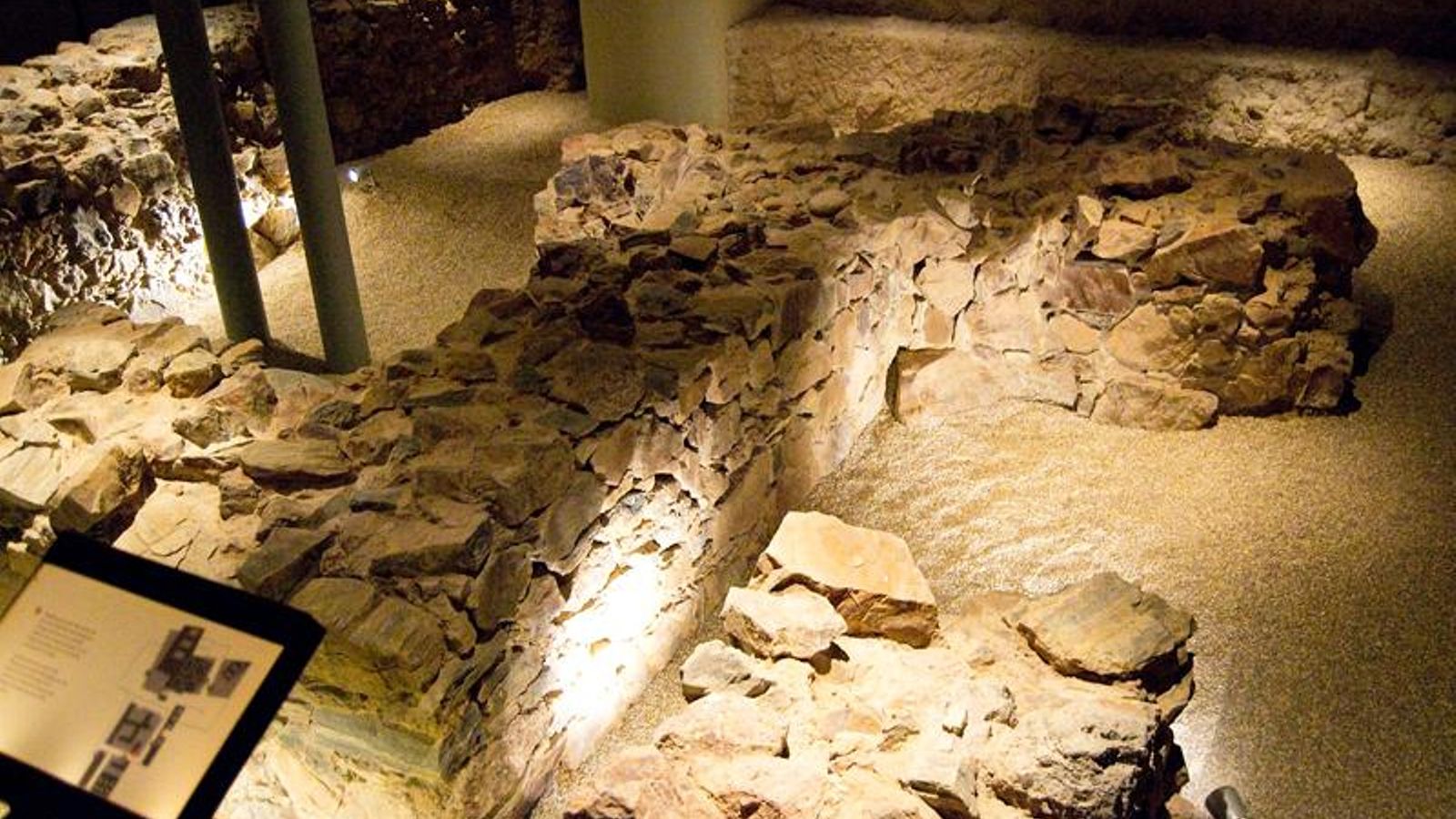 Restos arqueológicos en los sótanos del Museo Picasso Málaga.