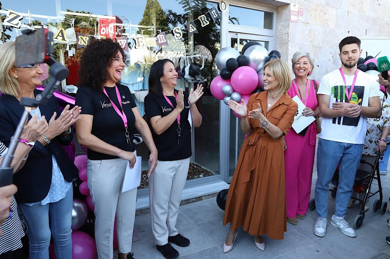 Las hermanas Yolanda y Susana Cantalejos junto a la alcaldesa María José García-Pelayo durante la apertura de la nueva tienda de ‘Venus Lencería’.