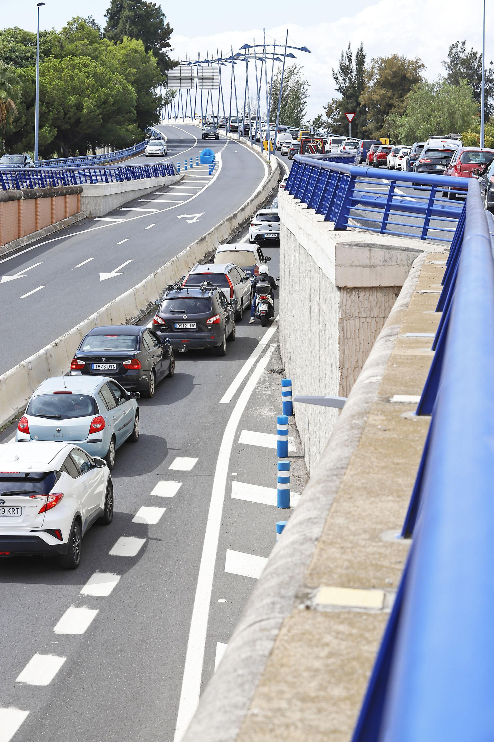 Retenciones y atascos ocasionados por el inicio de las obras del puente del Odiel