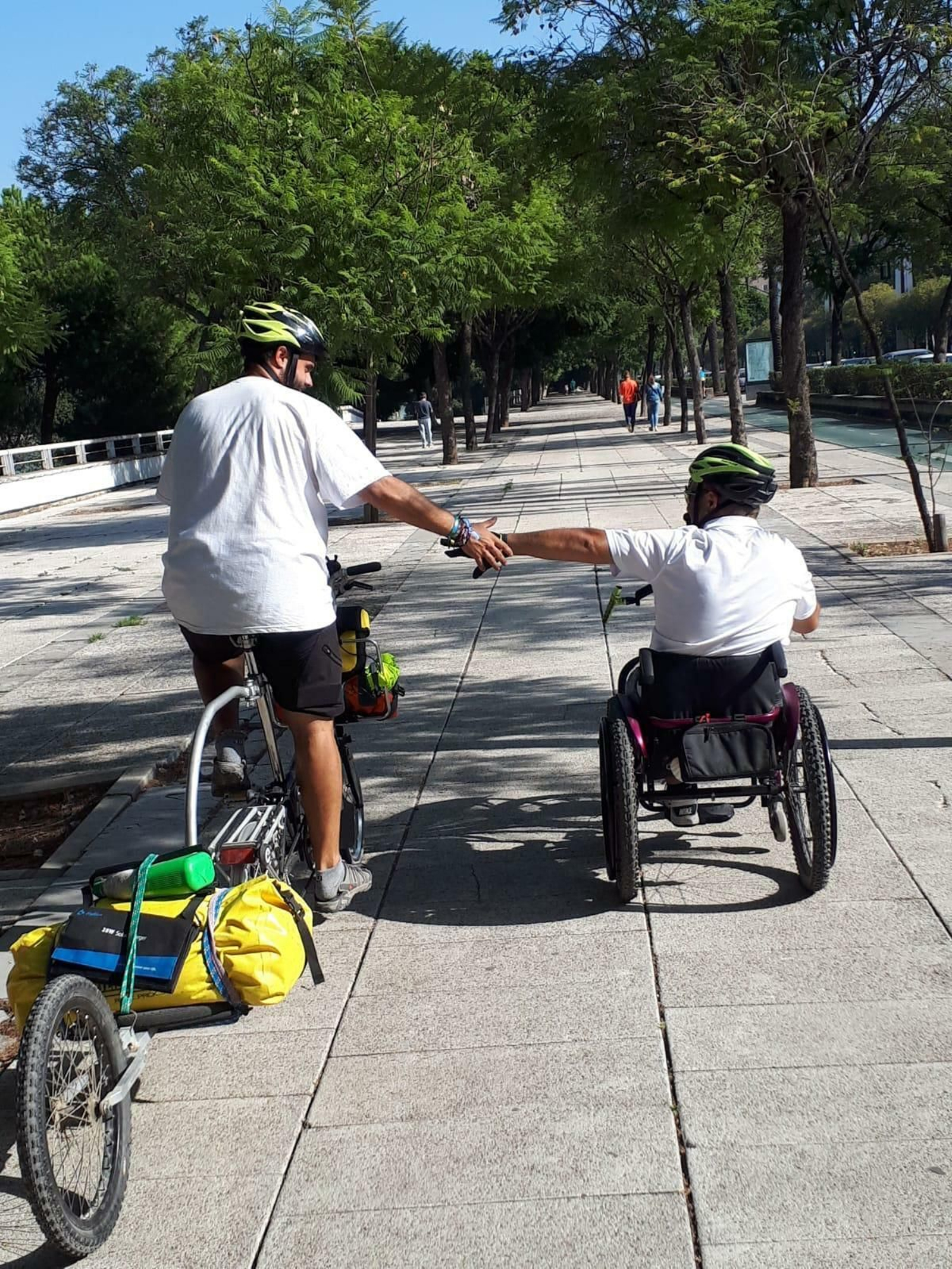 Imágenes del reto solidario de '2plega2' por España para visibilizar la fibrosis quística