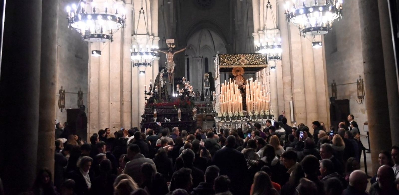 Numerosos fieles veneran en San Pablo a los titulares de la Expiración.