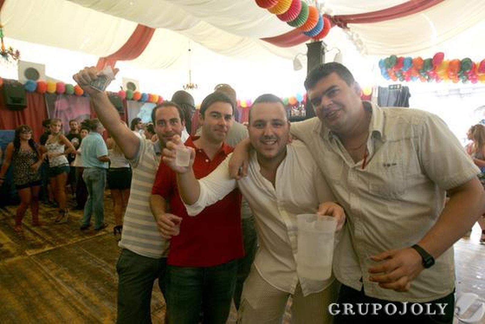 Los algecireños disfrutan de su último día de feria y se reúnen en el Real para contemplar el montaje pirotécnico con el que acaba la fiesta./J.M. Quiñones

Foto: J.M. Quinones