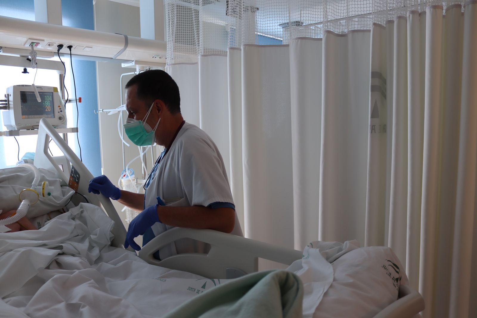 Un sanitario atiende a un paciente en el Hospital Regional.