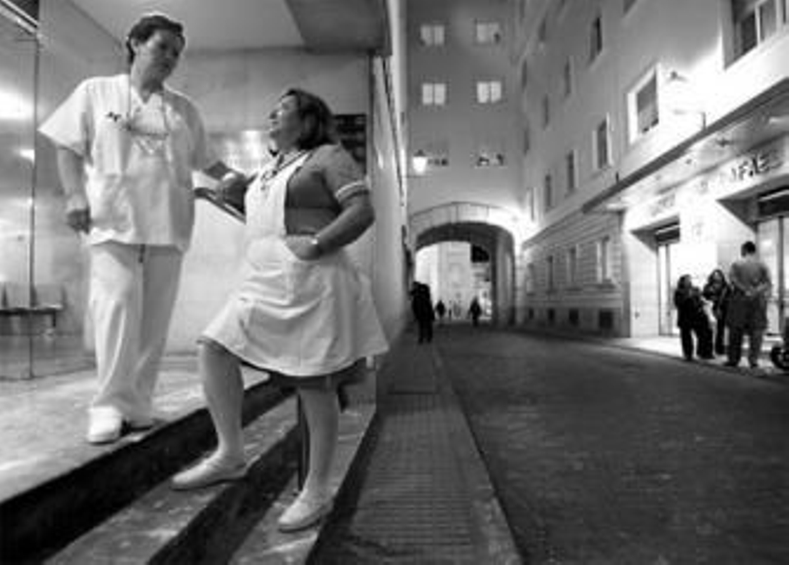 Dos enfermeras, una con la falda reglamentaria y otra, la presidenta del comité de empresa, con pantalones.