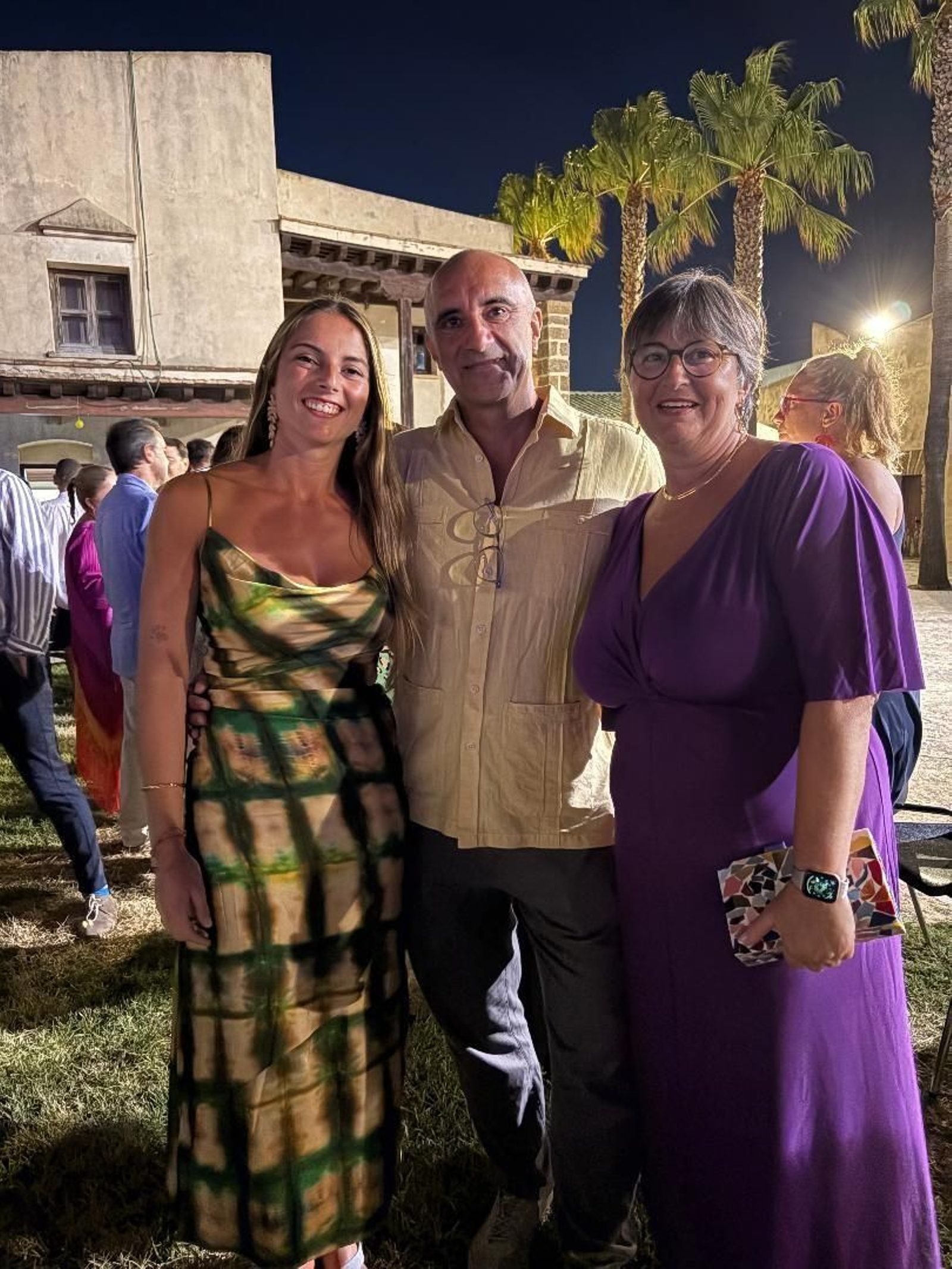 Diego Martínez con su hija María y su mujer Charo Bermúdez.