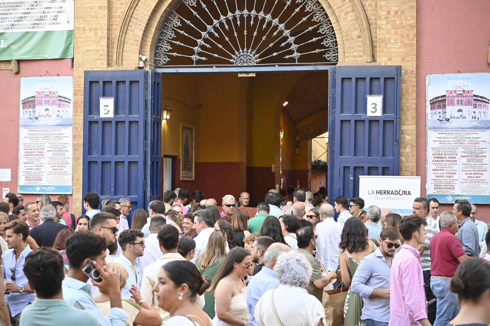 Imágenes de ambiente en el tercer día de toros en Huelva