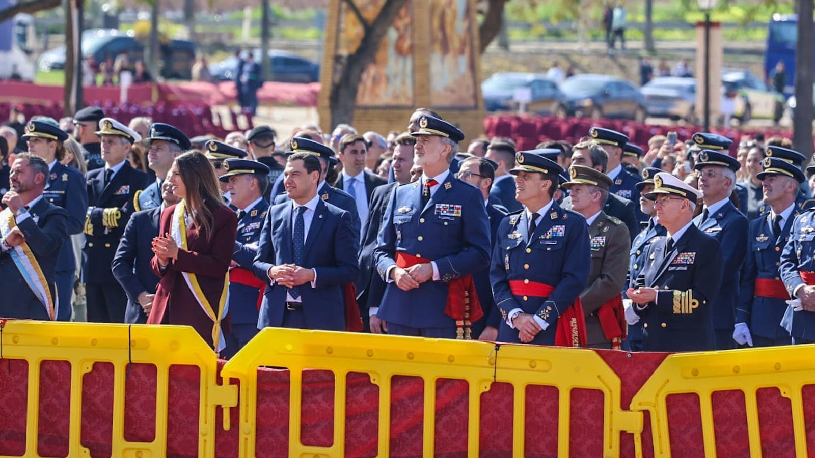 El rey Felipe VI preside la exhibición aérea en la explanada junto al Coso del Descubrimiento.