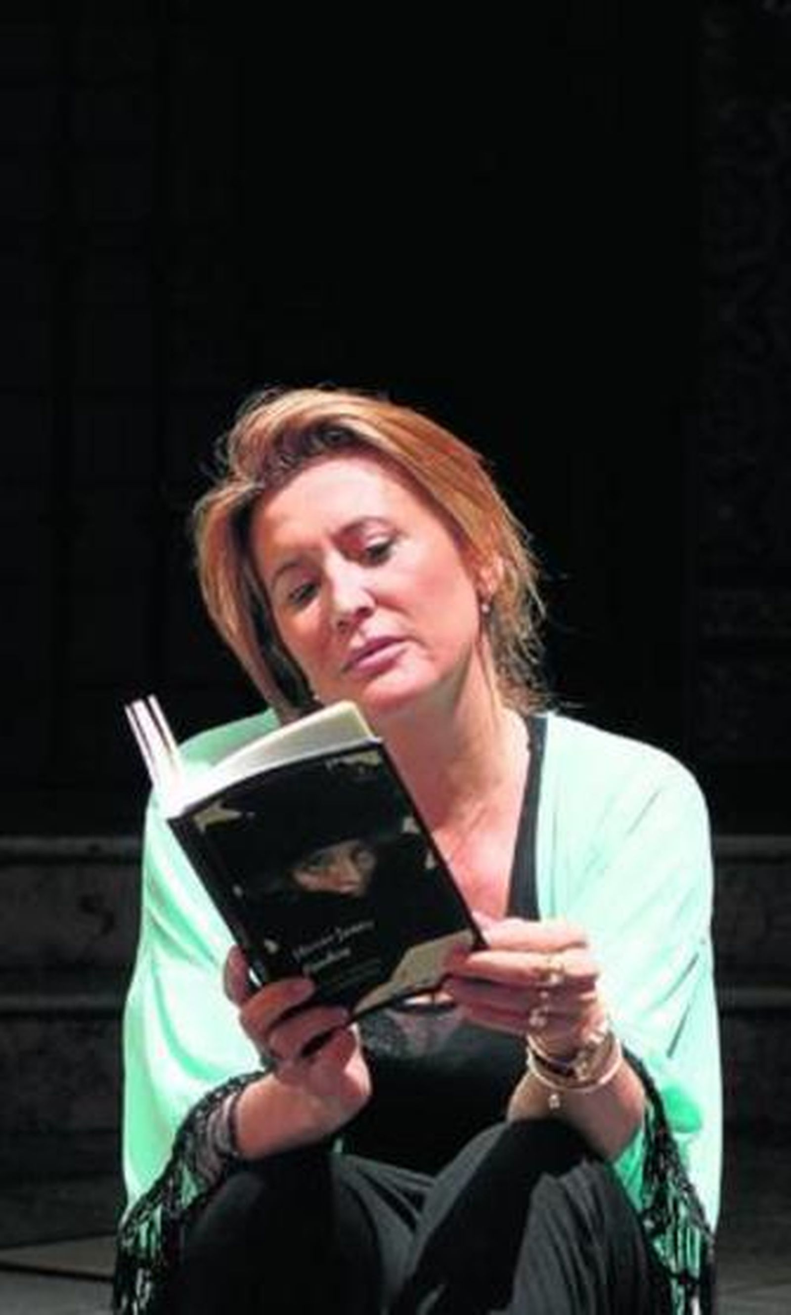 Lale González-Cotta, retratada ayer en el centro de Sevilla con un ejemplar de 'Pandora'.