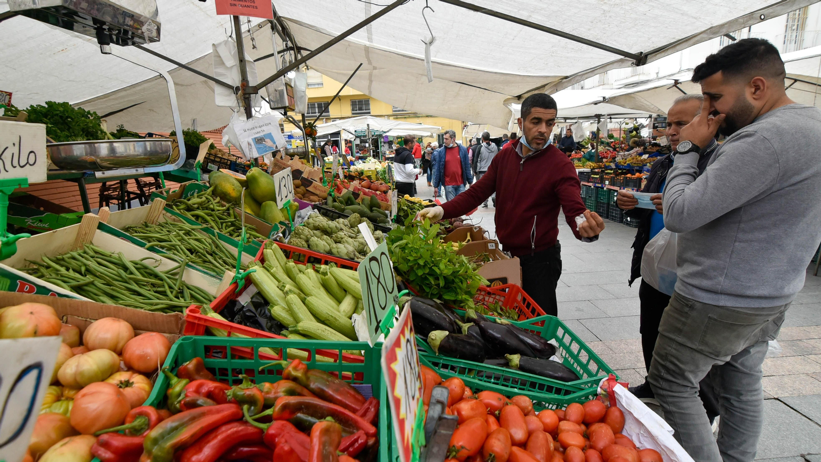 Los mercados de abasto de Algeciras y La Línea tras diez dias  de paros en el transporte