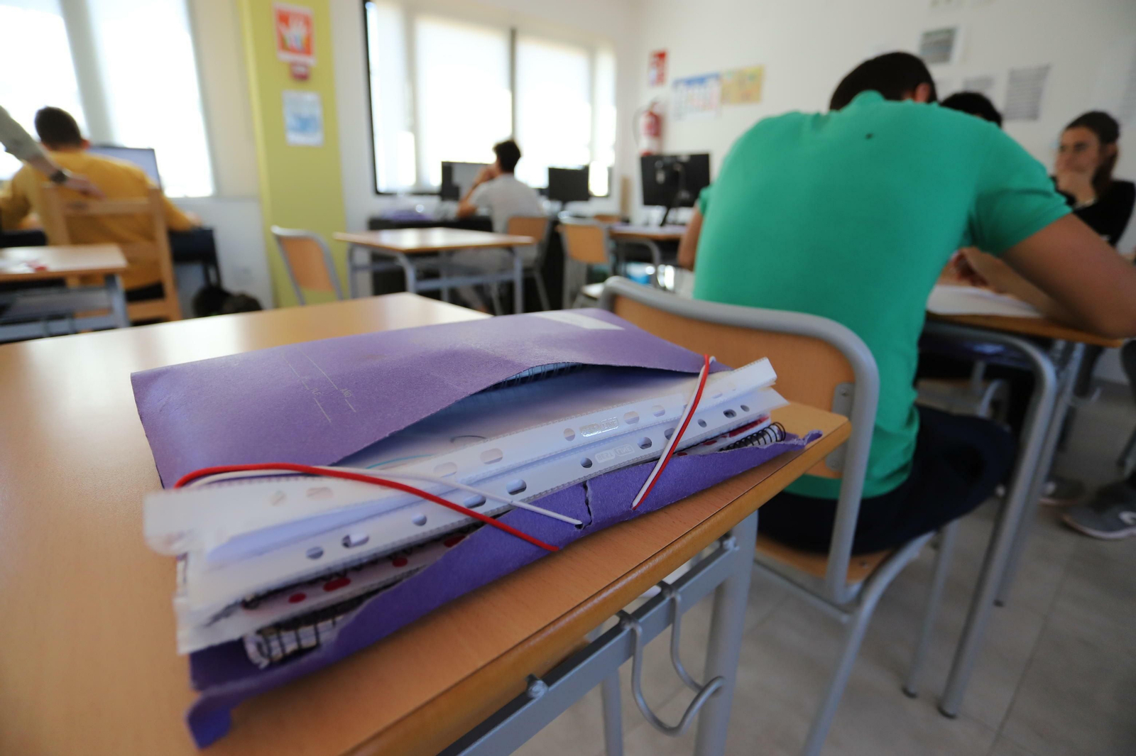 Una de las clases a las que asisten los menores, en el aula del centro.