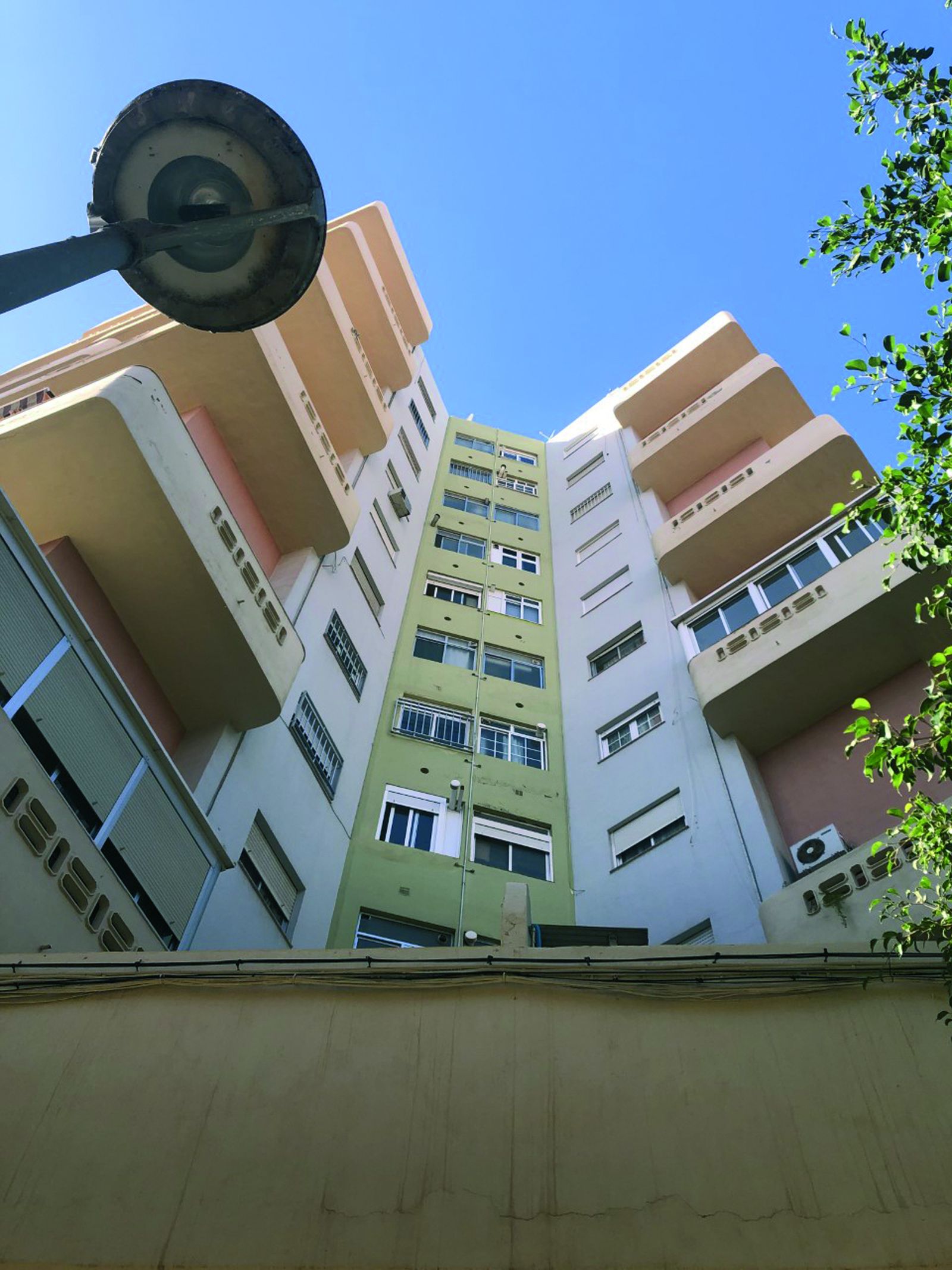 La inmensidad de las llamadas “Torres de Almería” desde la calle Universidad de Texas