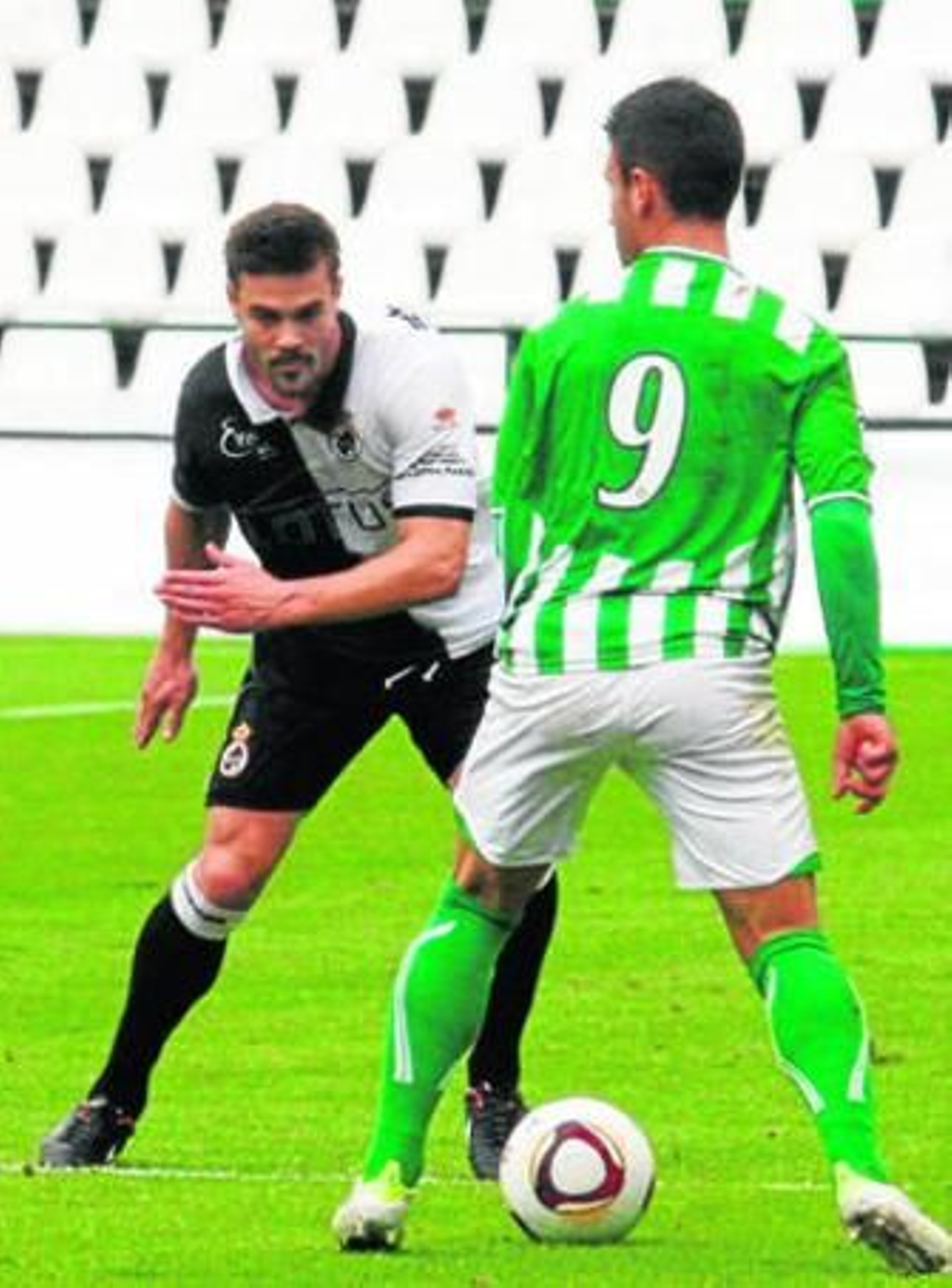 Chico Díaz, frente a un jugador del Betis B en el partido disputado en el Villamarín.