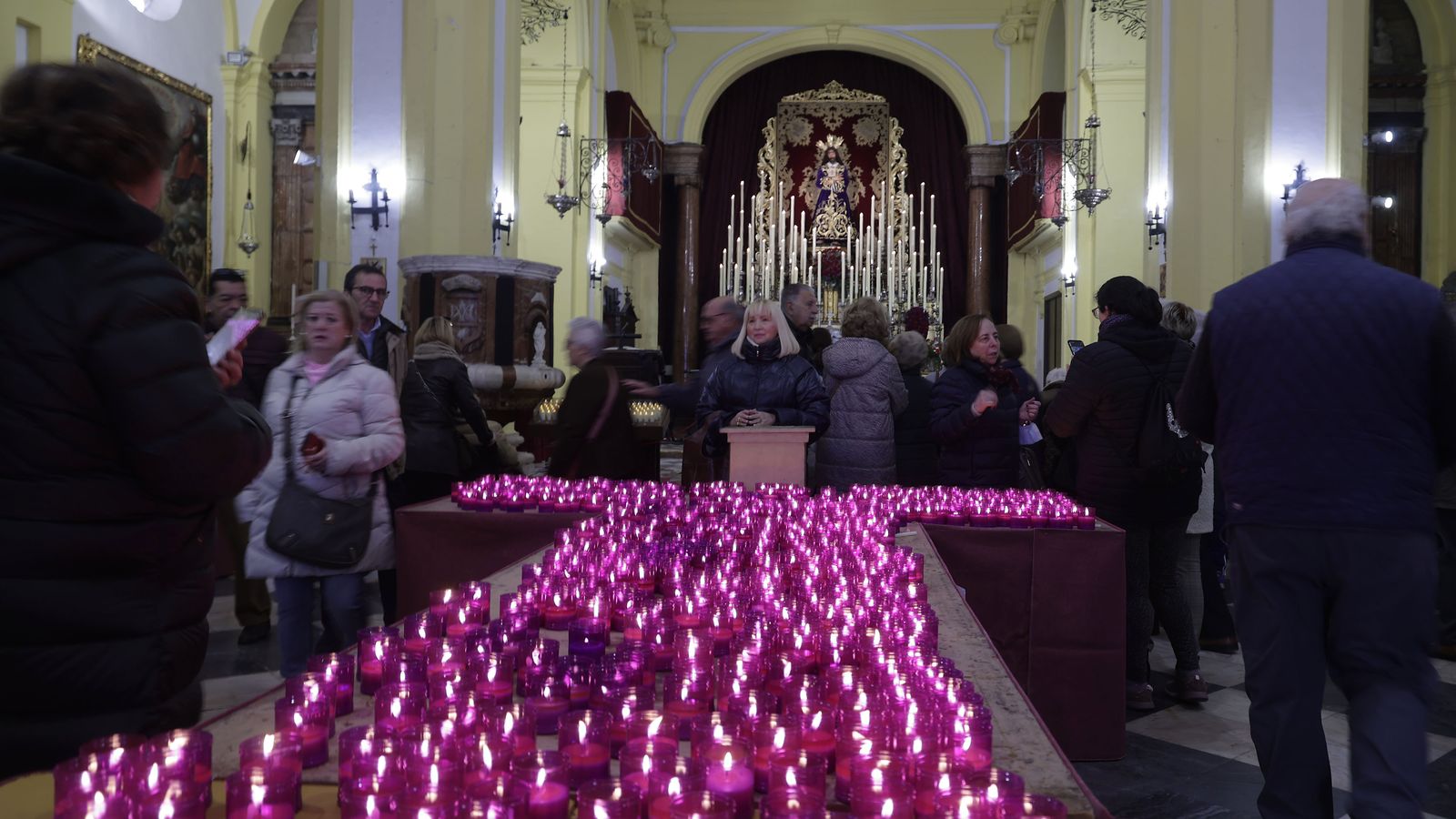 Velas de promesa al Cautivo en San Ildefonso.