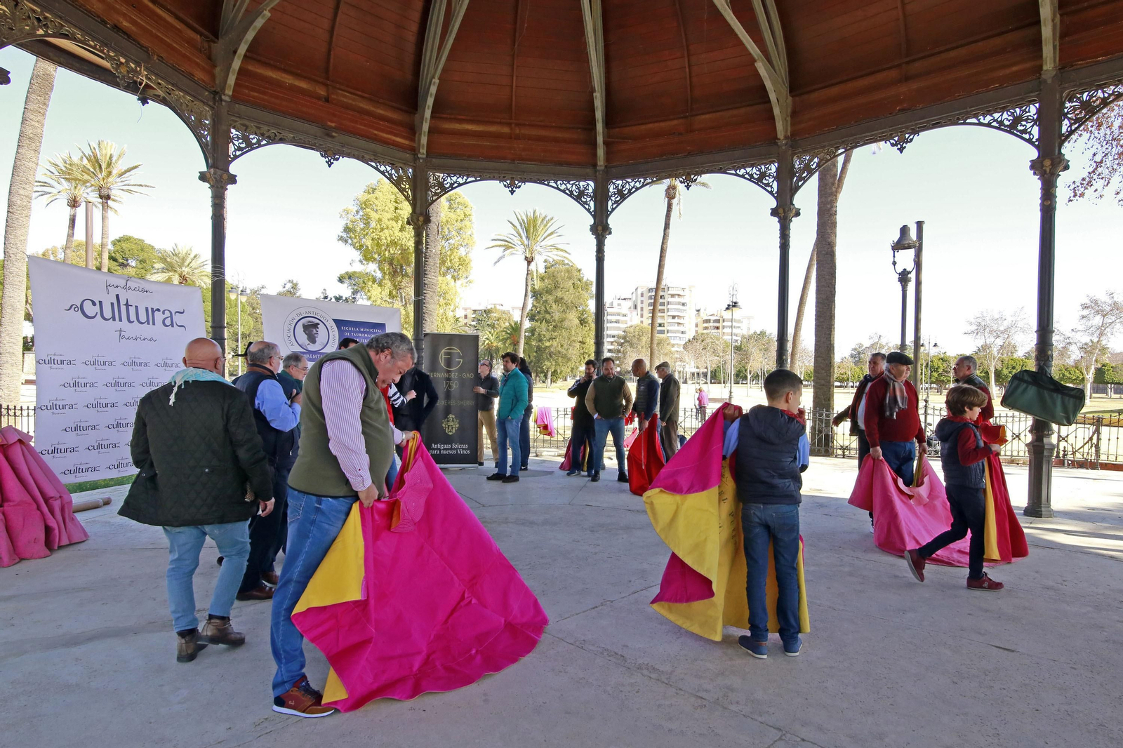 Canales Rivera con los jerezanos de la Asoc. de Antiguos Alumnos de la Escuela Municipal de Tauromaquia de Jerez