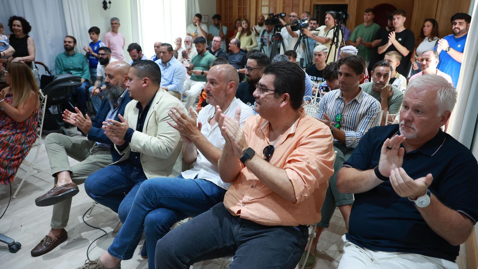 La presentación ha contado con la presencia de un nutrido grupo de aficionados.