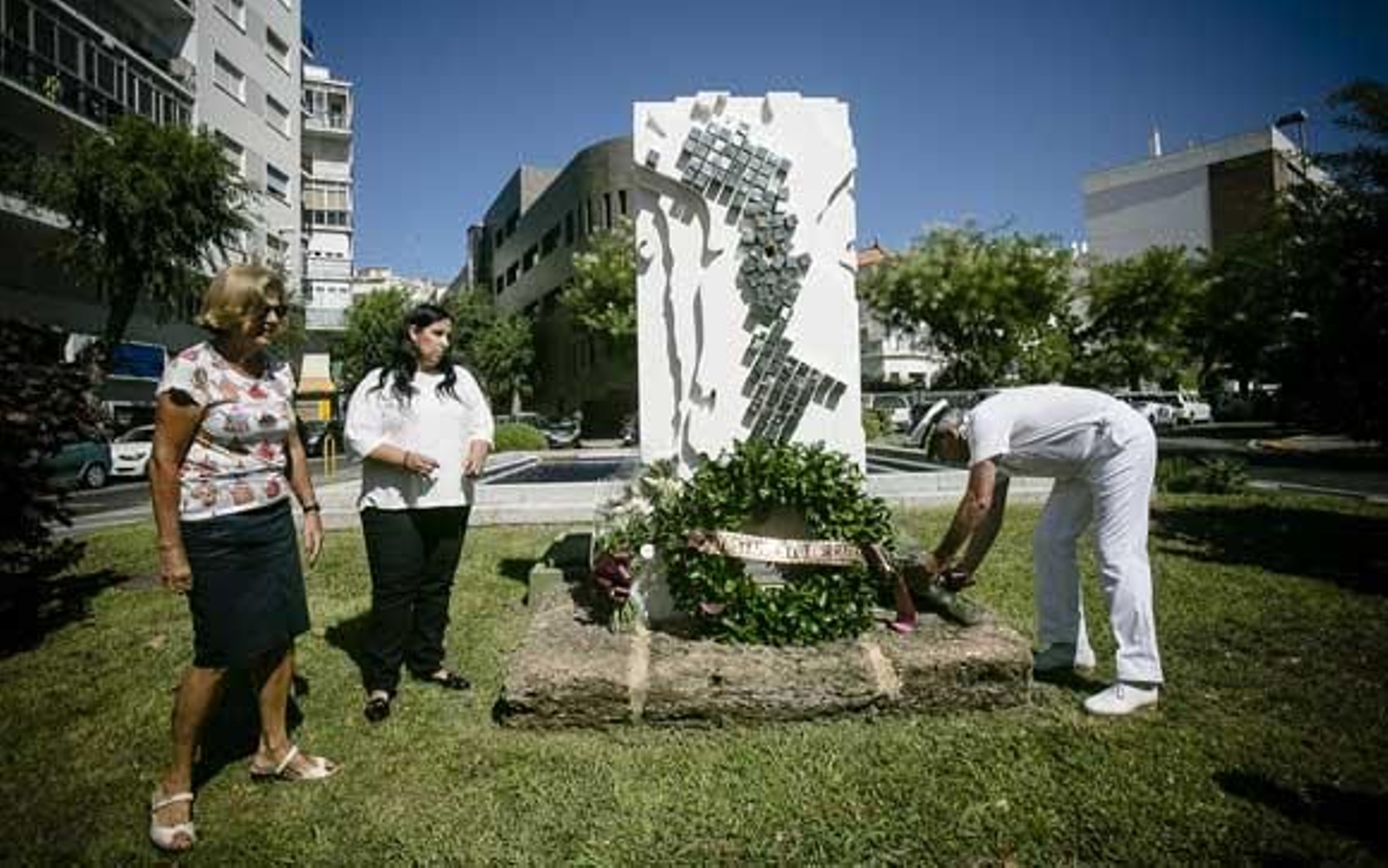 Ana Fernández, como alcaldesa accidental, representó al equipo de Gobierno en la ofrenda. /Lourdes de Vicente