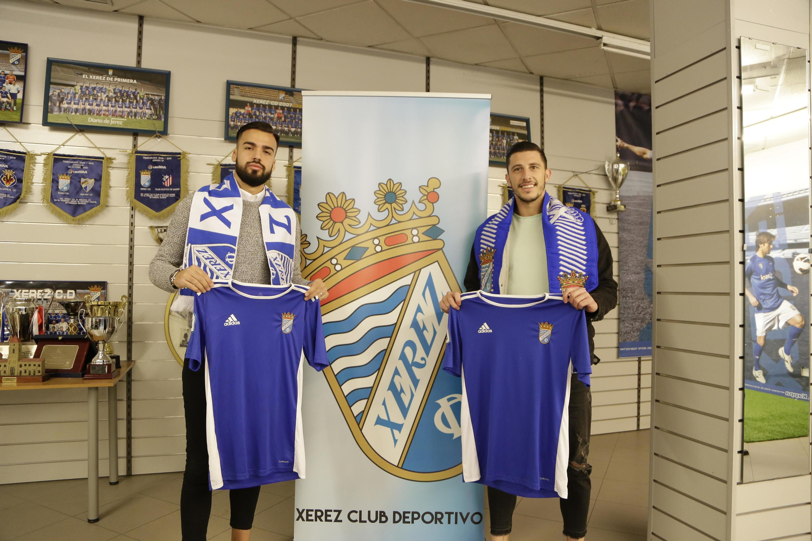 Samu Ayala y Yeray Morales posan con la camiseta del XCD en su presentación.