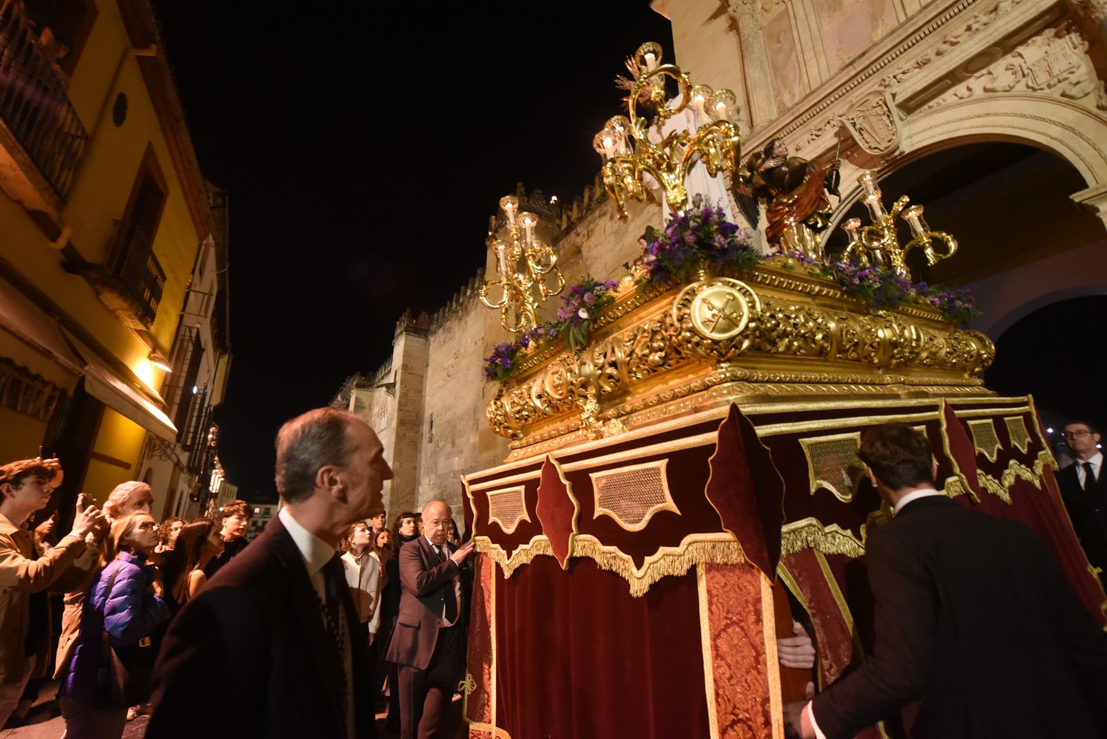 El Vía Crucis de las Cofradía con el Señor de la Sangre, en imágenes
