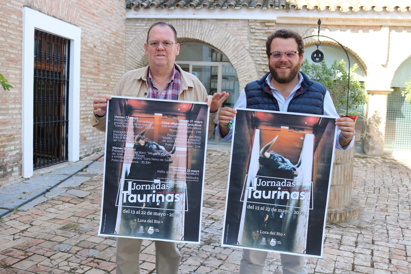 Manuel Carrera y Rafael Navarro Iribarnegaray presentan las jornadas taurinas.