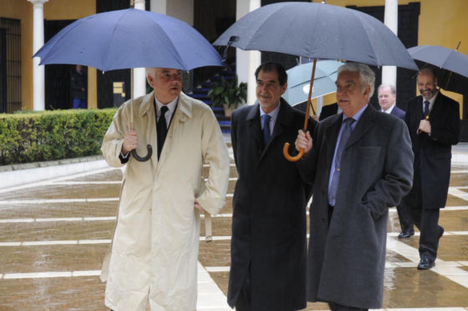 Alfonso Guajardo-Fajardo, teniente de Hermano Mayor de la Real Maestranza, a la izquierda.

Foto: Juan Carlos Vázquez